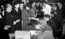 Photo de femmes qui vote pour la première fois 